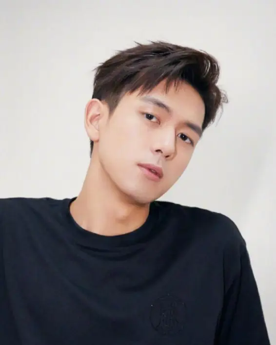 华晨宇整容_刘恺威整容后遗症_娱乐圈没整过容的明星