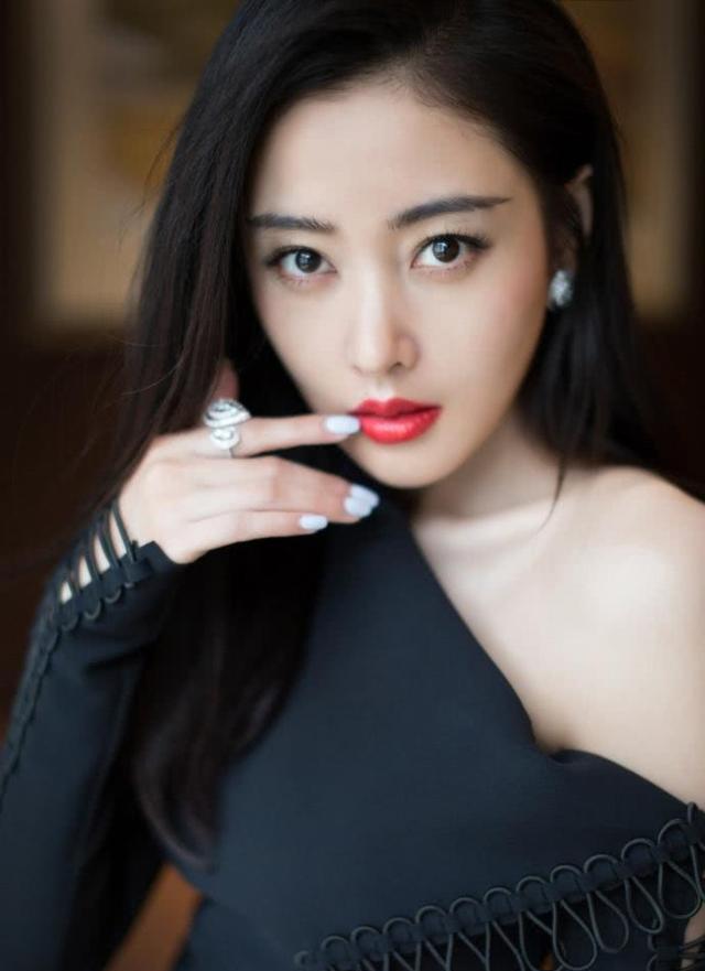 娱乐圈 健身 明星_张天爱健身日常_健身狂魔女艺人