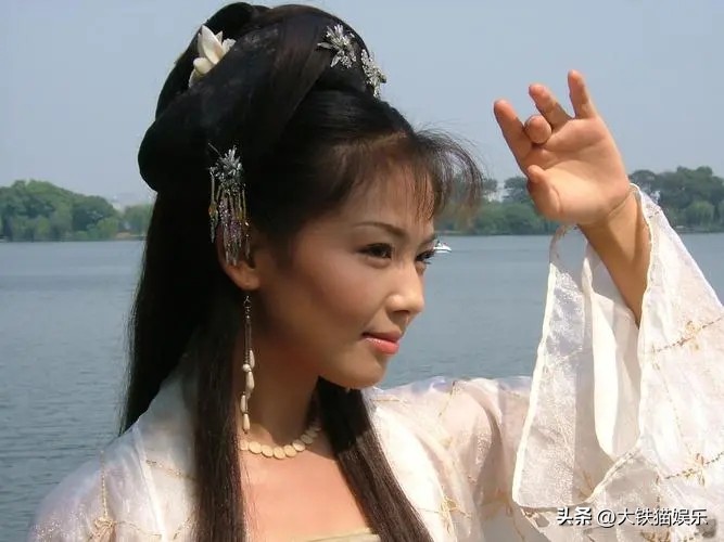 离开滤镜显黑的女明星_皮肤黑的女明星_女明星黑发