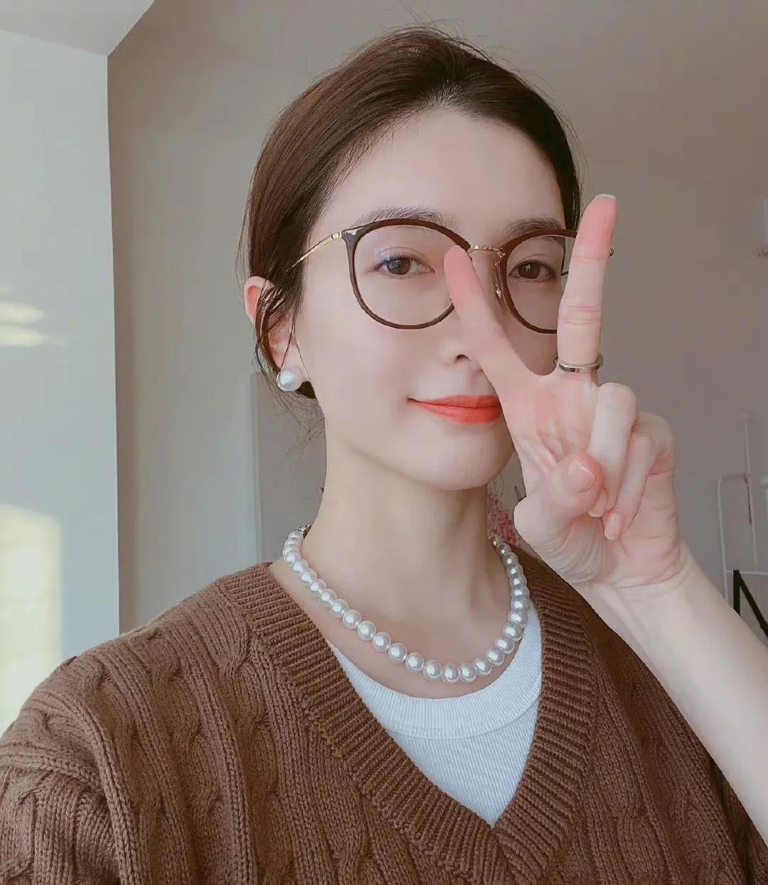 江疏影素颜珠宝搭配_江疏影佩戴万宝项链_女明星戴耳环图片